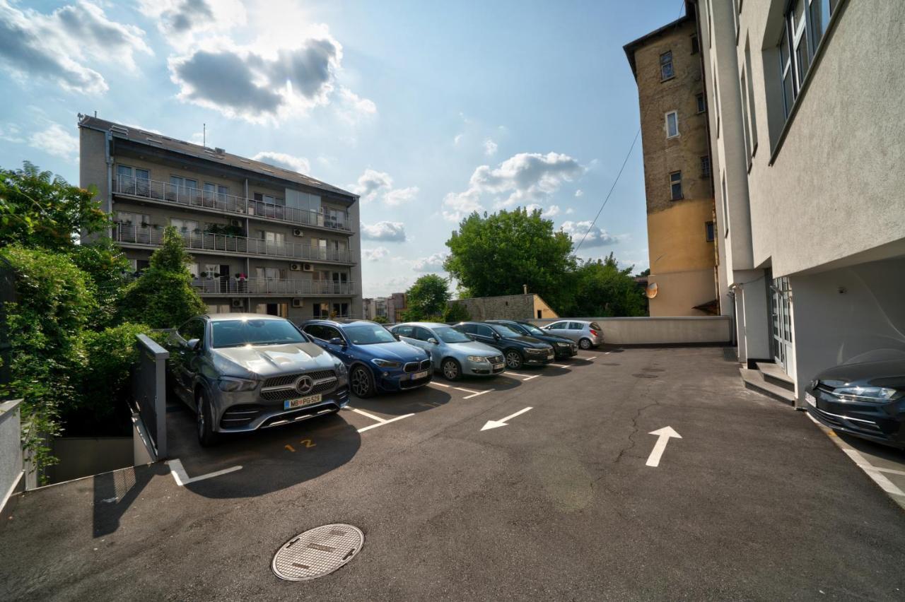 Sky Hotel Belgrade Exterior photo